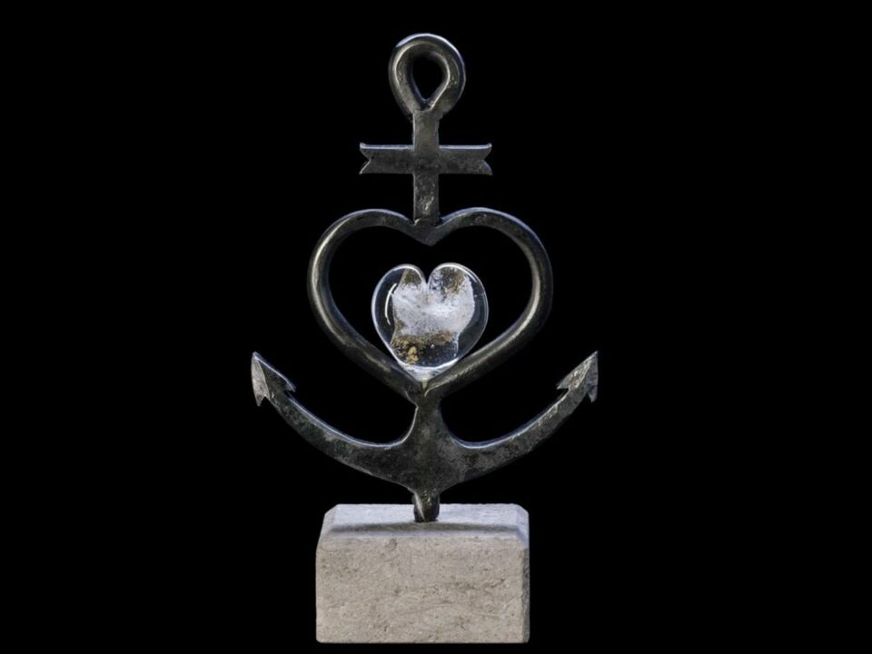 Skulptur "Glaube-Liebe-Hoffnung" mit Sockel